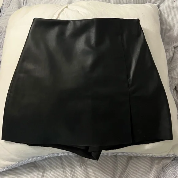 Zara black faux leather mini skort size Medium - Picture 2 of 6